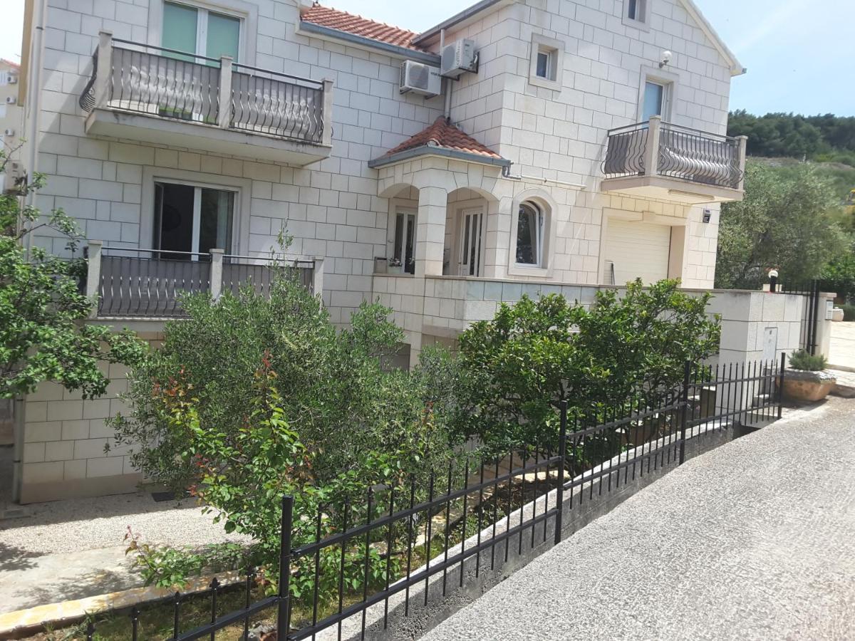 Apartments Nives Supetar Exterior photo