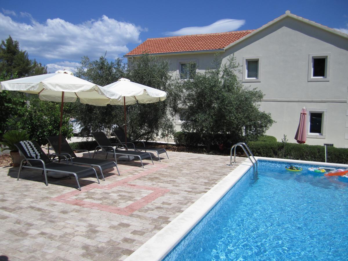 Apartments Nives Supetar Exterior photo